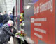 Besucherinnen legen Blumen  am 'Zug der Erinnerung' nieder Foto: ddp